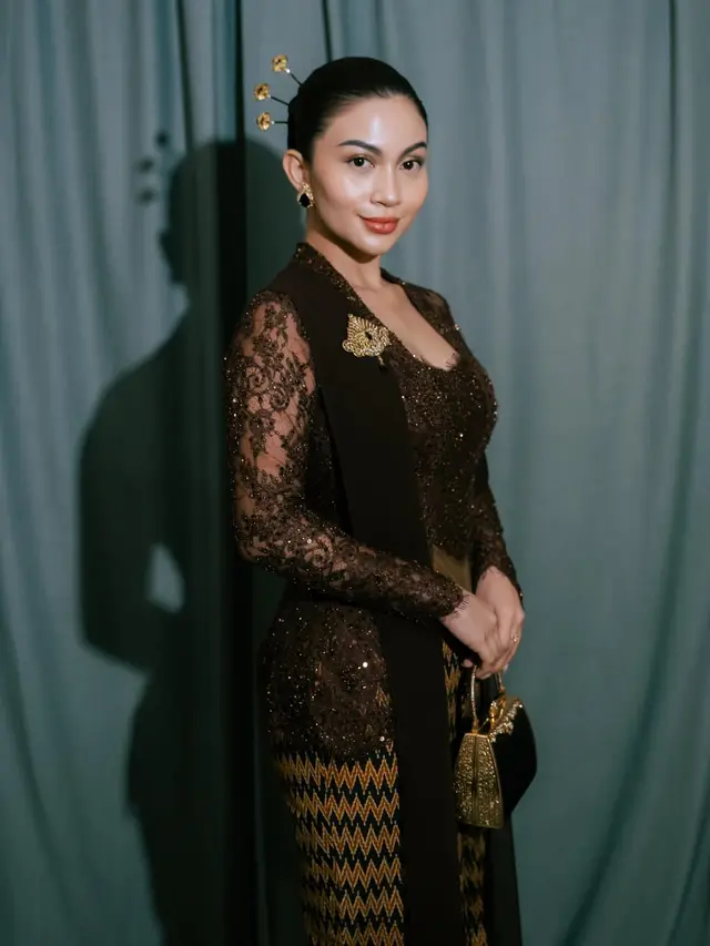 Pesona Ariel Tatum dalam Kebaya Kutubaru Era 1950-an