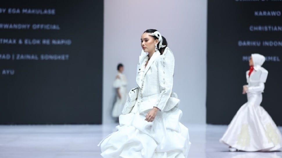 Limbah Denim Jadi Karya Couture di IFW 2026