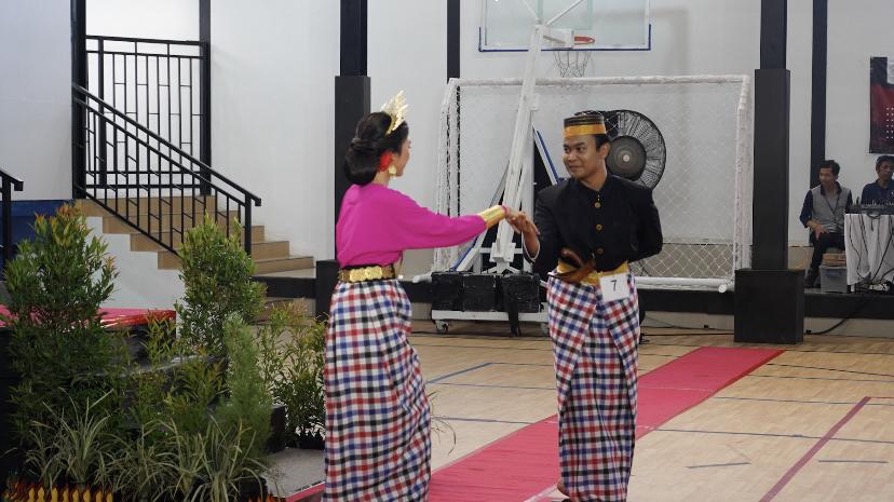 Fashion Show Busana Adat Meriahkan HUT RI di Karangnanas