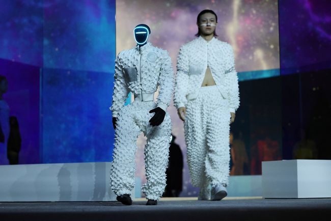 Robot Humanoid Tampil di Fashion Show, Tuai Kritik